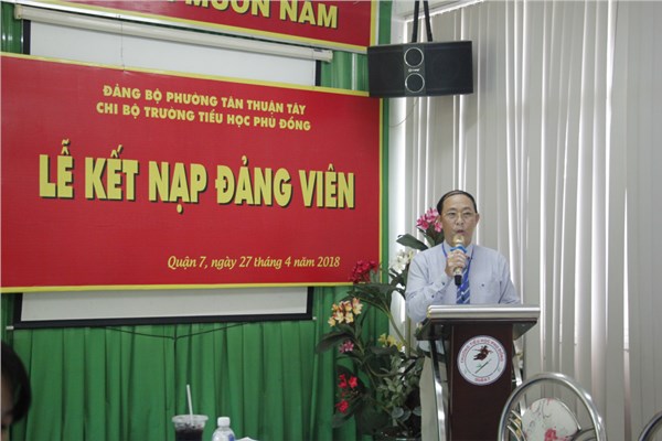 Lễ kết nạp Đảng cho đ/c Đỗ Thị Ngọc Mai